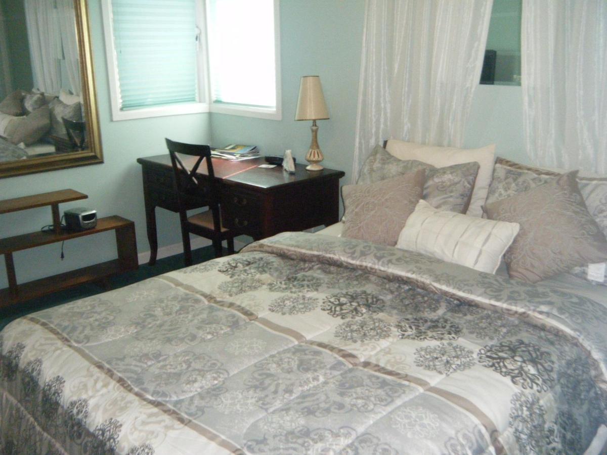 Beds By The Bridge Bed & Breakfast Kelowna Room photo