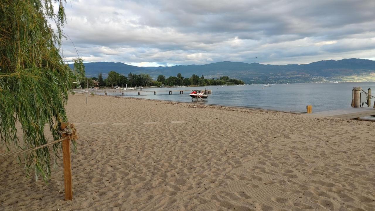 Beds By The Bridge Bed & Breakfast Kelowna Exterior photo