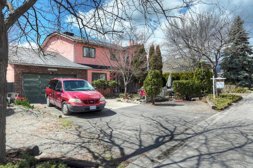 Beds By The Bridge Bed & Breakfast Kelowna Exterior photo