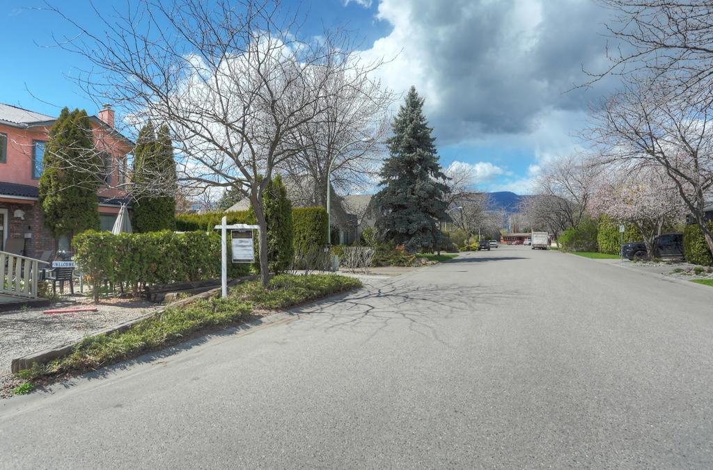 Beds By The Bridge Bed & Breakfast Kelowna Exterior photo